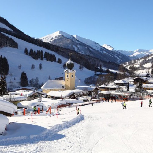 Saalbach dorp met kerk