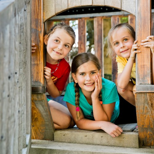 Kinderen in speeltuin