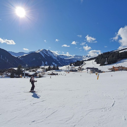 Skipiste met in de achtergrond restaurant Sonnhof en Die Alm