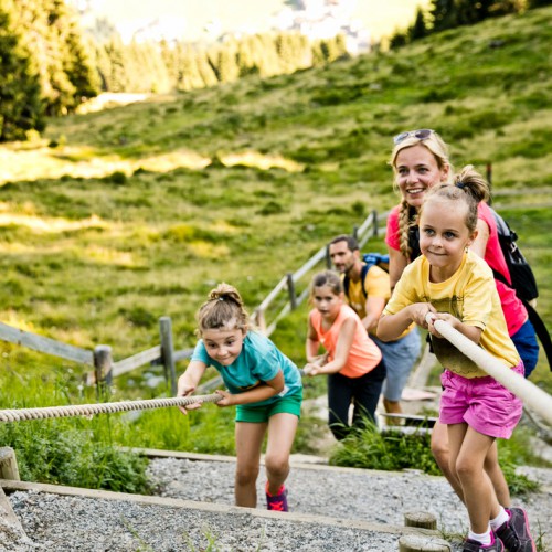 kinderen die omhoog klimmen met touw