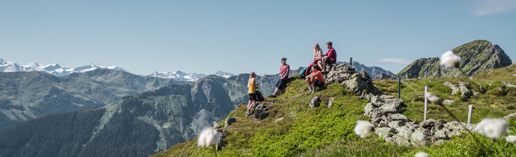wandelaars in saalbach zomer