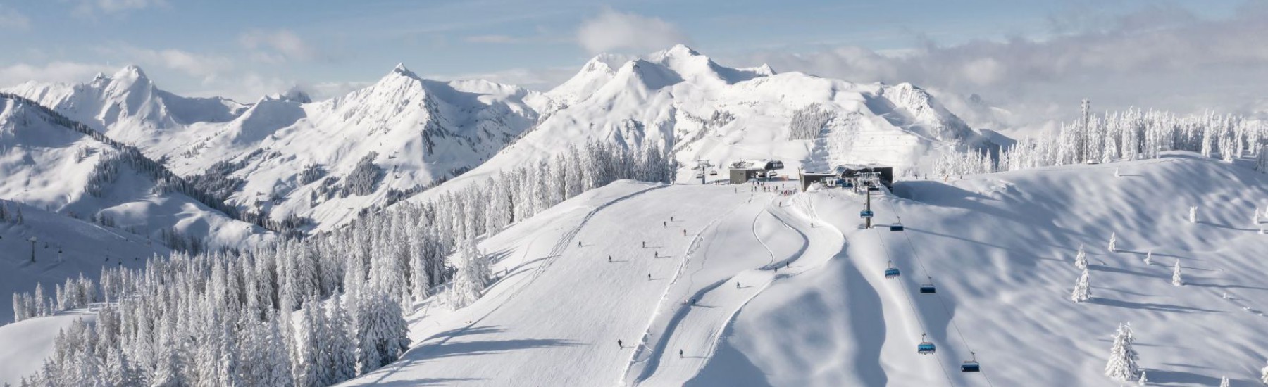 Skipiste in de zon in Saalbach