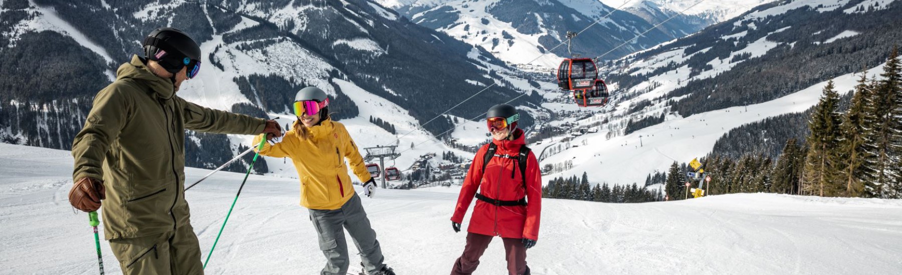 Skiers op de piste in Saalbach